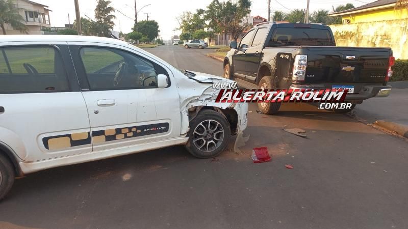 No terceiro acidente do dia, motorista de Uno bateu em caminhonete estacionada no Centro de Rolim de Moura No terceiro acidente do dia, motorista de Uno bateu em caminhonete estacionada no Centro de Rolim de Moura