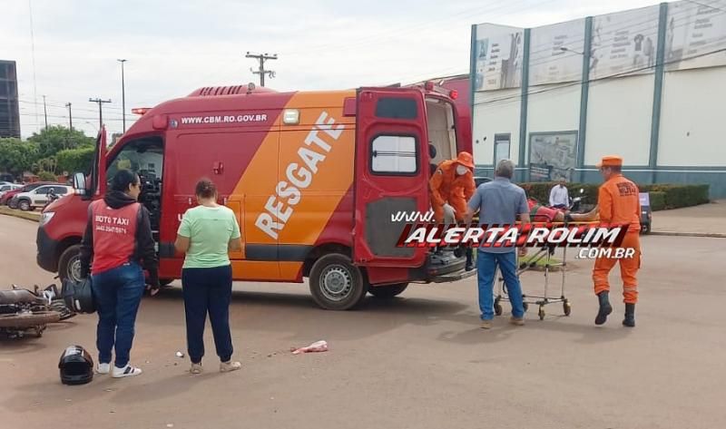 Segundo acidente do dia envolveu caminhonete e moto e deixou mulher ferida, em Rolim de Moura Segundo acidente do dia envolveu caminhonete e moto e deixou mulher ferida, em Rolim de Moura