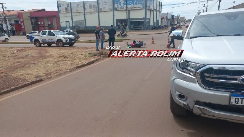Segundo acidente do dia envolveu caminhonete e moto e deixou mulher ferida, em Rolim de Moura Segundo acidente do dia envolveu caminhonete e moto e deixou mulher ferida, em Rolim de Moura