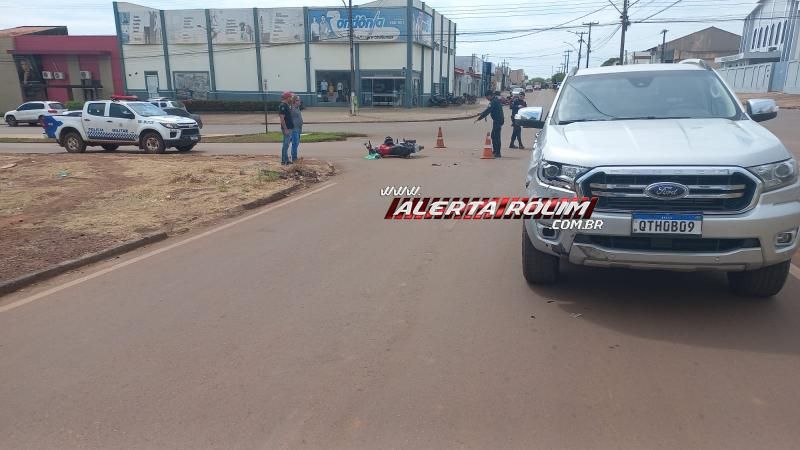 Segundo acidente do dia envolveu caminhonete e moto e deixou mulher ferida, em Rolim de Moura Segundo acidente do dia envolveu caminhonete e moto e deixou mulher ferida, em Rolim de Moura
