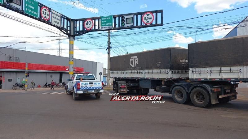 Segundo acidente do dia envolveu carreta e moto e deixou idoso com fratura na perna, em Rolim de Moura Segundo acidente do dia envolveu carreta e moto e deixou idoso com fratura na perna, em Rolim de Moura