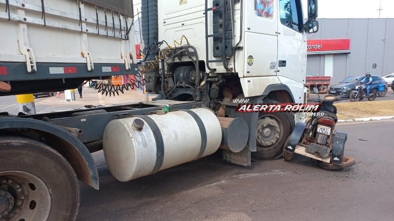 Segundo acidente do dia envolveu carreta e moto e deixou idoso com fratura na perna, em Rolim de Moura Segundo acidente do dia envolveu carreta e moto e deixou idoso com fratura na perna, em Rolim de Moura