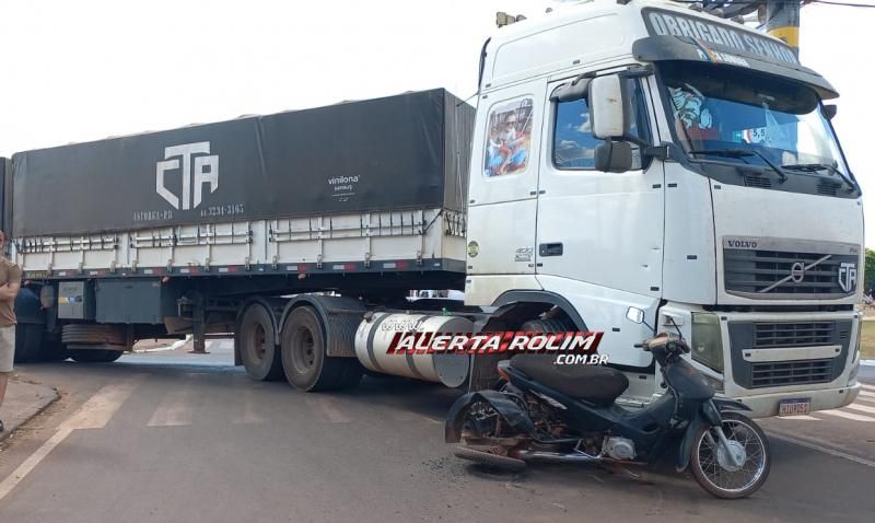 Segundo acidente do dia envolveu carreta e moto e deixou idoso com fratura na perna, em Rolim de Moura Segundo acidente do dia envolveu carreta e moto e deixou idoso com fratura na perna, em Rolim de Moura