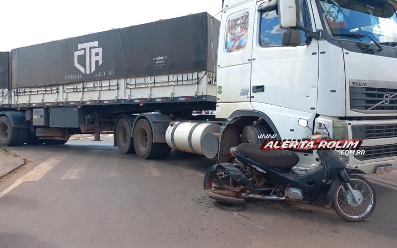 Segundo acidente do dia envolveu carreta e moto e deixou idoso com fratura na perna, em Rolim de Moura Segundo acidente do dia envolveu carreta e moto e deixou idoso com fratura na perna, em Rolim de Moura