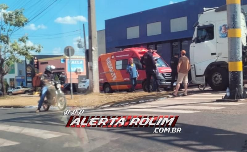 Segundo acidente do dia envolveu carreta e moto e deixou idoso com fratura na perna, em Rolim de Moura Segundo acidente do dia envolveu carreta e moto e deixou idoso com fratura na perna, em Rolim de Moura