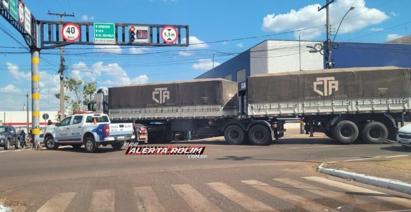 Segundo acidente do dia envolveu carreta e moto e deixou idoso com fratura na perna, em Rolim de Moura Segundo acidente do dia envolveu carreta e moto e deixou idoso com fratura na perna, em Rolim de Moura