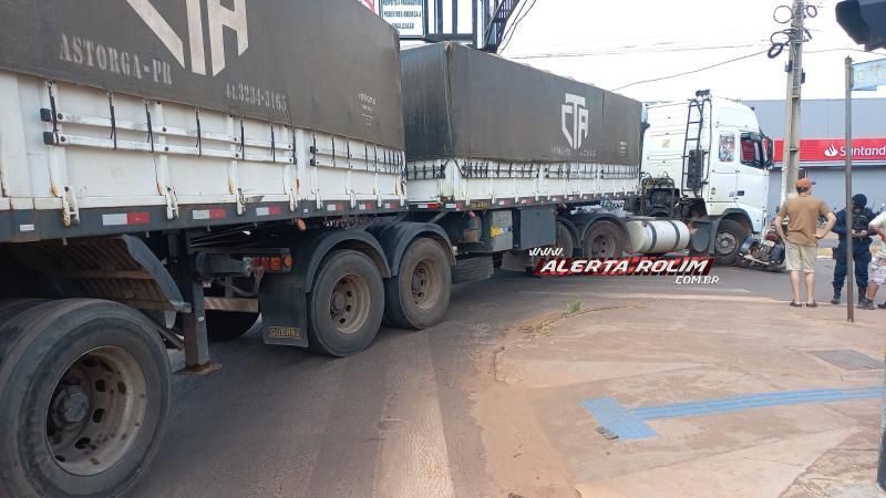 Segundo acidente do dia envolveu carreta e moto e deixou idoso com fratura na perna, em Rolim de Moura Segundo acidente do dia envolveu carreta e moto e deixou idoso com fratura na perna, em Rolim de Moura