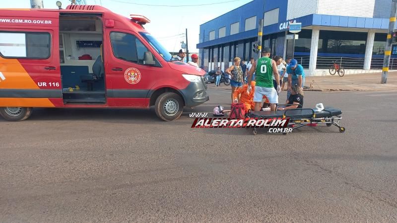 Terceiro acidente do dia deixou condutora de moto ferida em Rolim de Moura Terceiro acidente do dia deixou condutora de moto ferida em Rolim de Moura