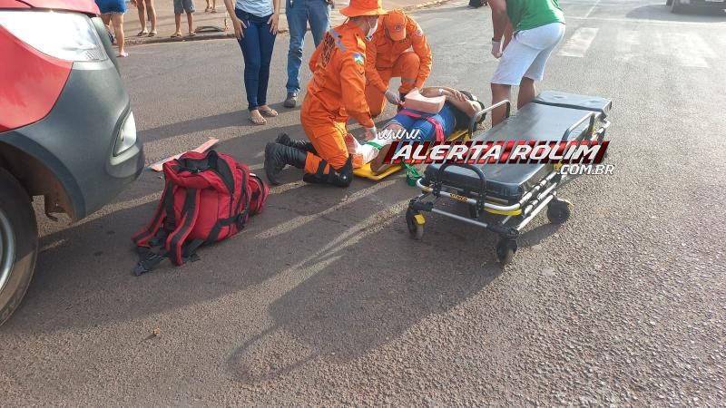 Terceiro acidente do dia deixou condutora de moto ferida em Rolim de Moura Terceiro acidente do dia deixou condutora de moto ferida em Rolim de Moura