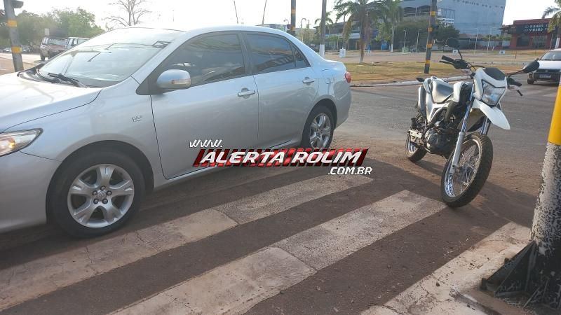 Terceiro acidente do dia deixou condutora de moto ferida em Rolim de Moura Terceiro acidente do dia deixou condutora de moto ferida em Rolim de Moura