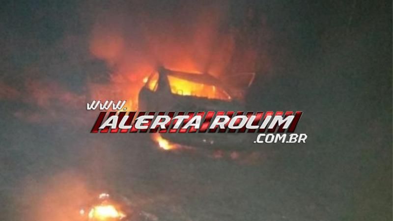 Veículo e vegetação incendiaram, após acidente de casal rolimourense, na área rural de Nova Brasilândia Veículo e vegetação incendiaram, após acidente de casal rolimourense, na área rural de Nova Brasilândia