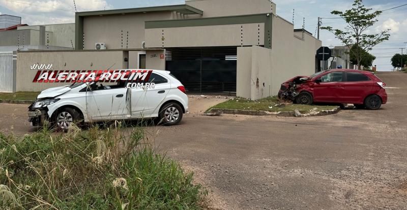 Acidente de trânsito envolvendo dois carros foi registrado no Jequitibá em Rolim de Moura; veja o vídeo da colisão Acidente de trânsito envolvendo dois carros foi registrado no Jequitibá em Rolim de Moura; veja o vídeo da colisão