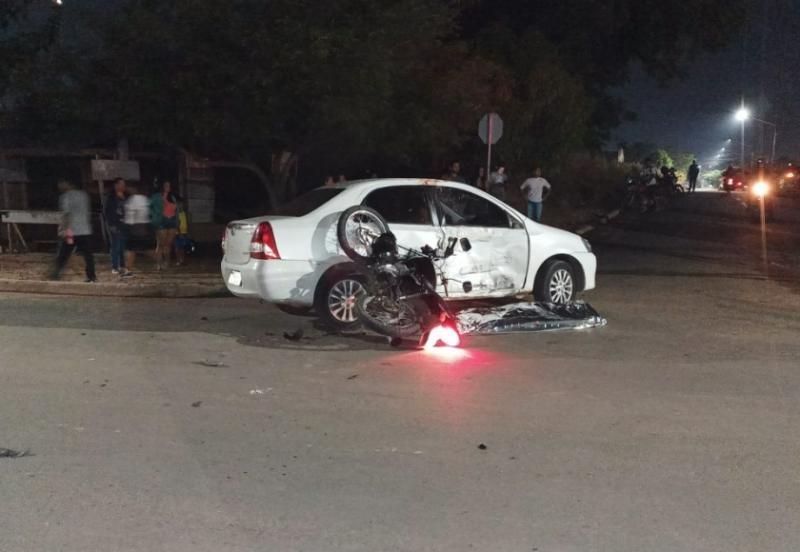 Acidente entre carro e moto matou jovem nesta noite em Ji-Paraná Acidente entre carro e moto matou jovem nesta noite em Ji-Paraná