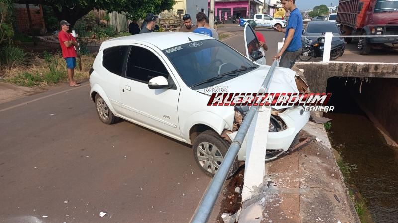 Após perder controle da direção, motorista bateu em mureta de galeria no Centro de Rolim de Moura Após perder controle da direção, motorista bateu em mureta de galeria no Centro de Rolim de Moura
