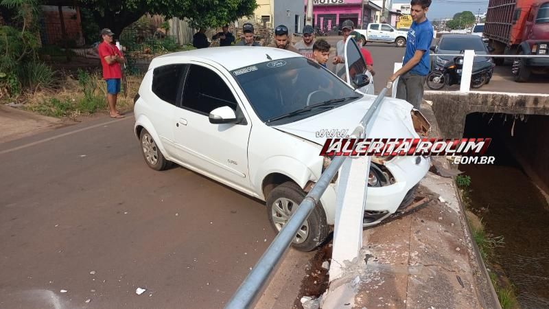 Após perder controle da direção, motorista bateu em mureta de galeria no Centro de Rolim de Moura Após perder controle da direção, motorista bateu em mureta de galeria no Centro de Rolim de Moura