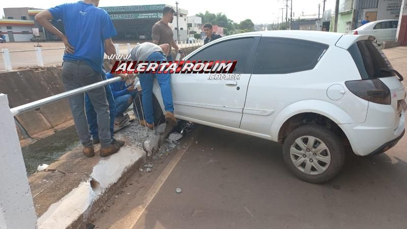 Após perder controle da direção, motorista bateu em mureta de galeria no Centro de Rolim de Moura Após perder controle da direção, motorista bateu em mureta de galeria no Centro de Rolim de Moura