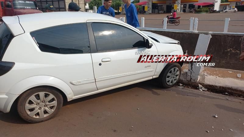 Após perder controle da direção, motorista bateu em mureta de galeria no Centro de Rolim de Moura Após perder controle da direção, motorista bateu em mureta de galeria no Centro de Rolim de Moura