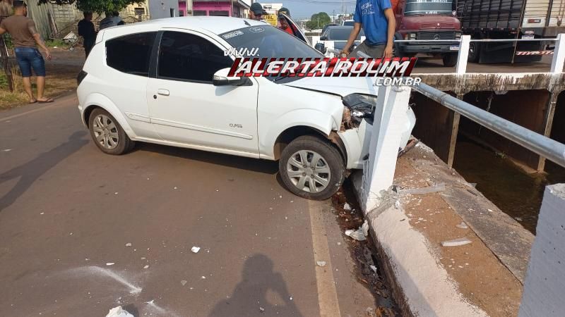 Após perder controle da direção, motorista bateu em mureta de galeria no Centro de Rolim de Moura Após perder controle da direção, motorista bateu em mureta de galeria no Centro de Rolim de Moura