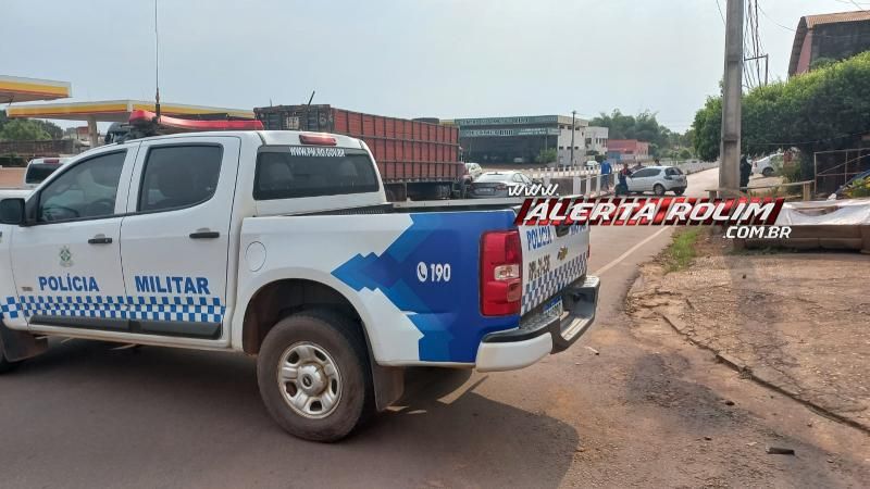 Após perder controle da direção, motorista bateu em mureta de galeria no Centro de Rolim de Moura Após perder controle da direção, motorista bateu em mureta de galeria no Centro de Rolim de Moura