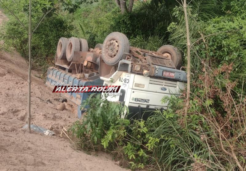 Caminhão caçamba capotou nesta manhã em Santa Luzia do Oeste Caminhão caçamba capotou nesta manhã em Santa Luzia do Oeste
