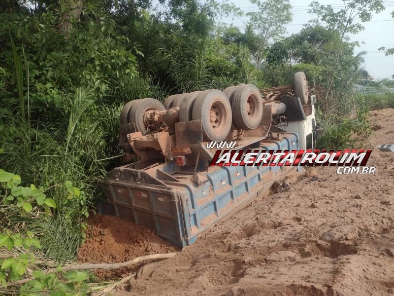 Caminhão caçamba capotou nesta manhã em Santa Luzia do Oeste Caminhão caçamba capotou nesta manhã em Santa Luzia do Oeste