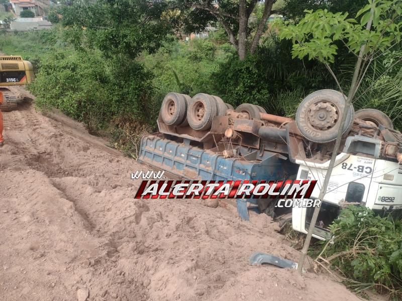 Caminhão caçamba capotou nesta manhã em Santa Luzia do Oeste Caminhão caçamba capotou nesta manhã em Santa Luzia do Oeste