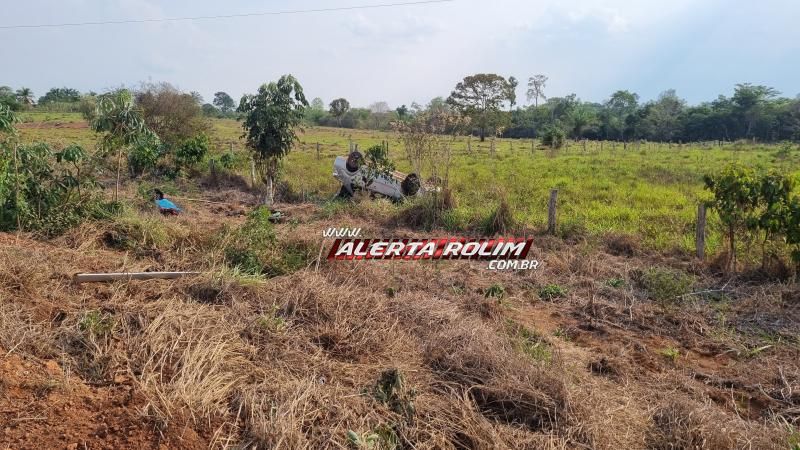 Carro ocupado com 06 pessoas capotou na RO 383, próximo a ponte sobre o Rio São Pedro em Cacoal Carro ocupado com 06 pessoas capotou na RO 383, próximo a ponte sobre o Rio São Pedro em Cacoal