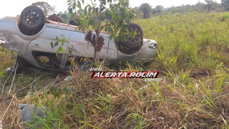 Carro ocupado com 06 pessoas capotou na RO 383, próximo a ponte sobre o Rio São Pedro em Cacoal Carro ocupado com 06 pessoas capotou na RO 383, próximo a ponte sobre o Rio São Pedro em Cacoal