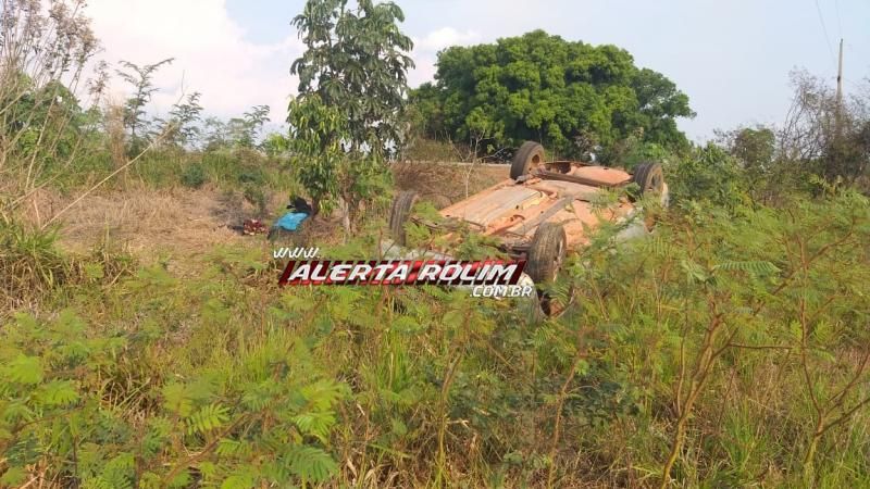 Carro ocupado com 06 pessoas capotou na RO 383, próximo a ponte sobre o Rio São Pedro em Cacoal Carro ocupado com 06 pessoas capotou na RO 383, próximo a ponte sobre o Rio São Pedro em Cacoal