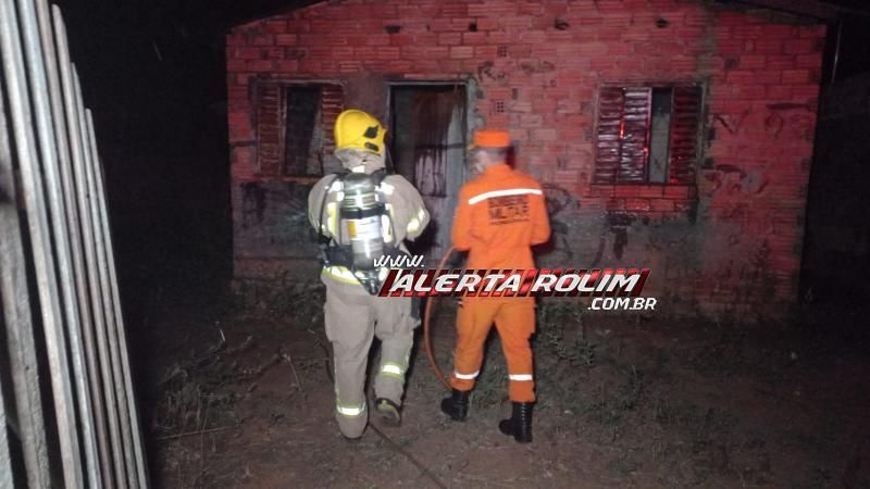 Casa, utilizada por usuário de drogas, foi incendiada no bairro Beira Rio em Rolim de Moura Casa, utilizada por usuário de drogas, foi incendiada no bairro Beira Rio em Rolim de Moura