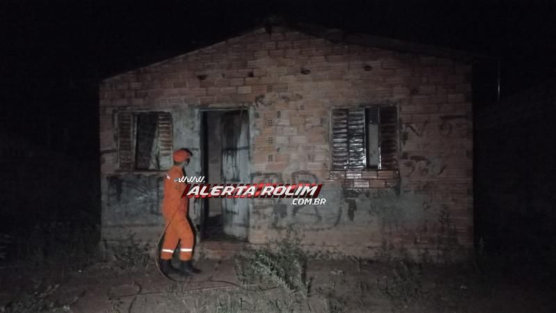 Casa, utilizada por usuário de drogas, foi incendiada no bairro Beira Rio em Rolim de Moura Casa, utilizada por usuário de drogas, foi incendiada no bairro Beira Rio em Rolim de Moura