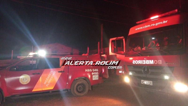 Casa, utilizada por usuário de drogas, foi incendiada no bairro Beira Rio em Rolim de Moura Casa, utilizada por usuário de drogas, foi incendiada no bairro Beira Rio em Rolim de Moura