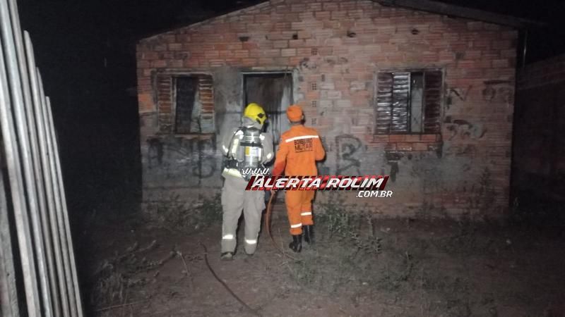 Casa, utilizada por usuário de drogas, foi incendiada no bairro Beira Rio em Rolim de Moura Casa, utilizada por usuário de drogas, foi incendiada no bairro Beira Rio em Rolim de Moura