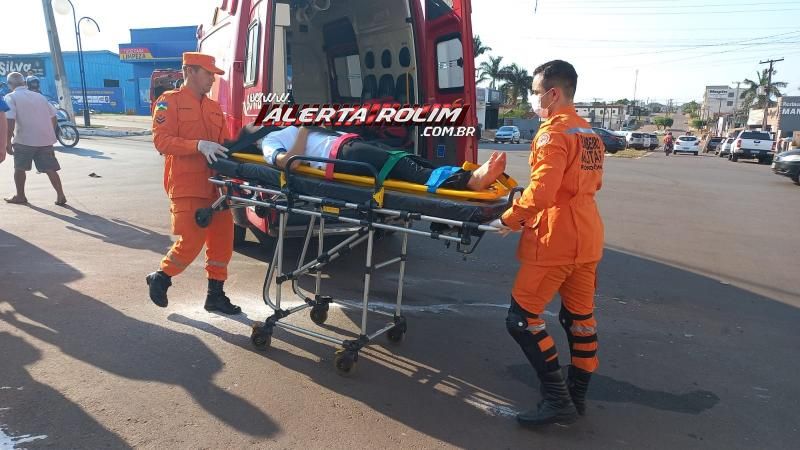 Condutora de moto ficou ferida ao ser atingida por carro nesta tarde em Rolim de Moura Condutora de moto ficou ferida ao ser atingida por carro nesta tarde em Rolim de Moura