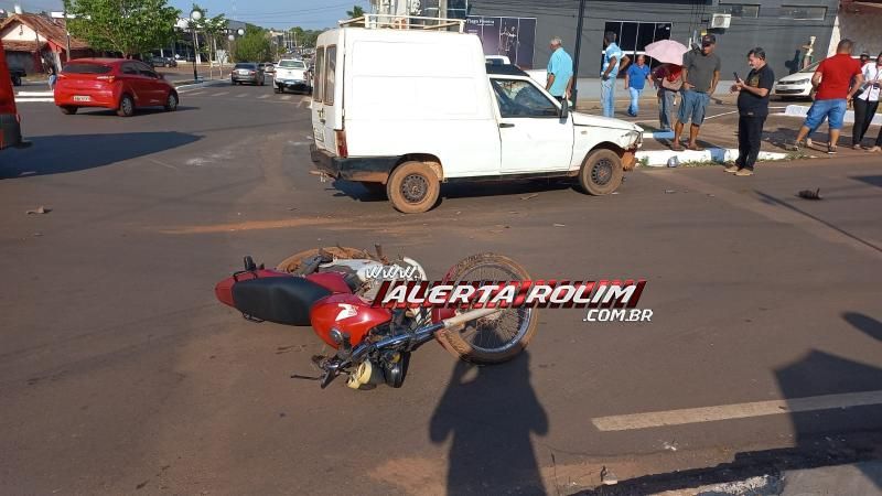 Condutora de moto ficou ferida ao ser atingida por carro nesta tarde em Rolim de Moura Condutora de moto ficou ferida ao ser atingida por carro nesta tarde em Rolim de Moura