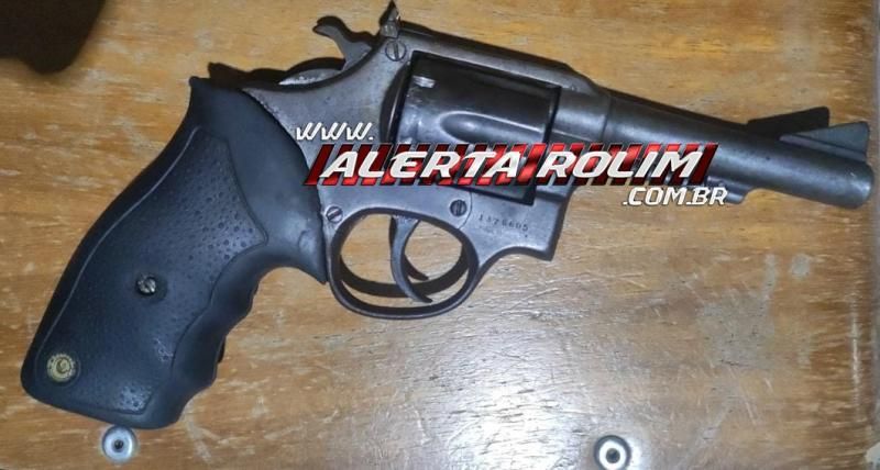 Individuo morreu após sacar arma e atirar contra guarnição da PM durante barreira na ponte do Rio Branco, em Alto Alegre dos Parecis Individuo morreu após sacar arma e atirar contra guarnição da PM durante barreira na ponte do Rio Branco, em Alto Alegre dos Parecis