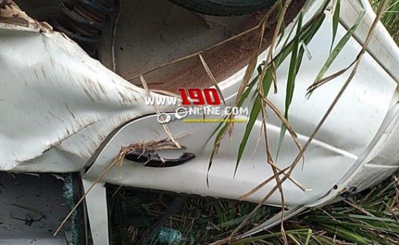 Motorista foi arremessado pra fora de carro durante capotamento na região de Alta Floresta do Oeste Motorista foi arremessado pra fora de carro durante capotamento na região de Alta Floresta do Oeste