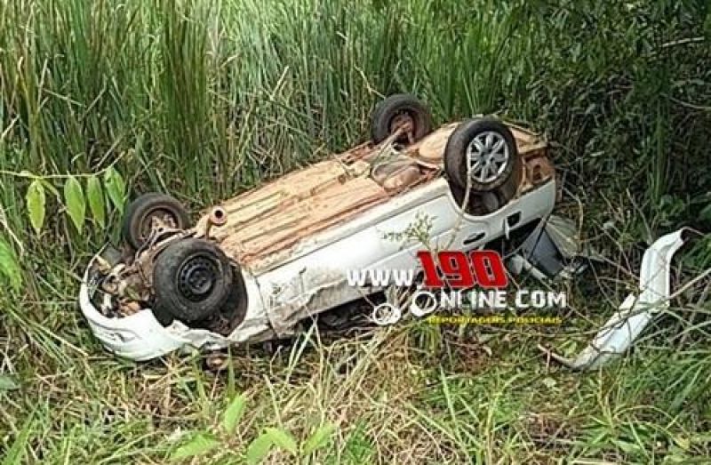 Motorista foi arremessado pra fora de carro durante capotamento na região de Alta Floresta do Oeste Motorista foi arremessado pra fora de carro durante capotamento na região de Alta Floresta do Oeste