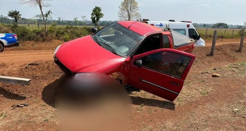 Mulher morreu após carro capotar e ela ser arremessada para fora do veículo, em São Francisco do Guaporé Mulher morreu após carro capotar e ela ser arremessada para fora do veículo, em São Francisco do Guaporé