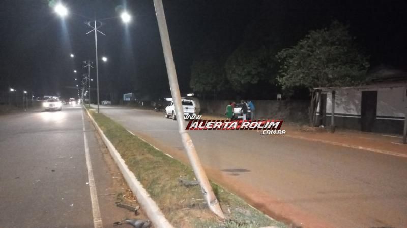 No quarto acidente do dia, idoso atingiu carro em poste de iluminação em Rolim de Moura No quarto acidente do dia, idoso atingiu carro em poste de iluminação em Rolim de Moura