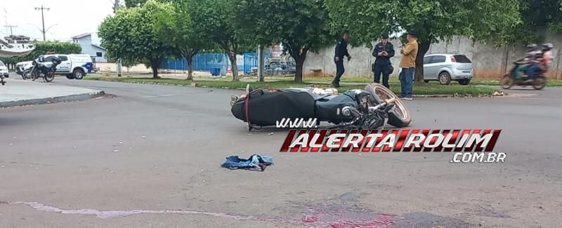 Primeiro acidente de trânsito do dia deixou motociclista com fratura exposta na perna, em Rolim de Moura Primeiro acidente de trânsito do dia deixou motociclista com fratura exposta na perna, em Rolim de Moura