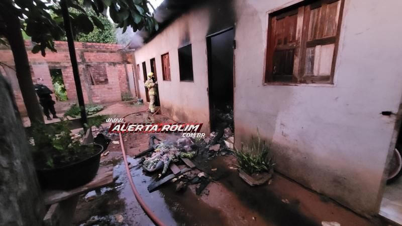 Quartos do Risca Faca foram atingidos por incêndio nesta manhã em Rolim de Moura Quartos do Risca Faca foram atingidos por incêndio nesta manhã em Rolim de Moura