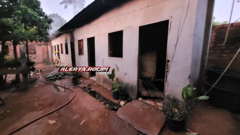 Quartos do Risca Faca foram atingidos por incêndio nesta manhã em Rolim de Moura Quartos do Risca Faca foram atingidos por incêndio nesta manhã em Rolim de Moura