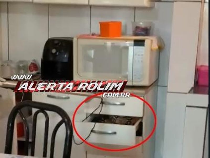 SUSTO – Mulher encontrou cobra de quase 02 metros na gaveta de seu armário em Cacoal; Bombeiros fizeram a captura – Veja o vídeo SUSTO – Mulher encontrou cobra de quase 02 metros na gaveta de seu armário em Cacoal; Bombeiros fizeram a captura – Veja o vídeo