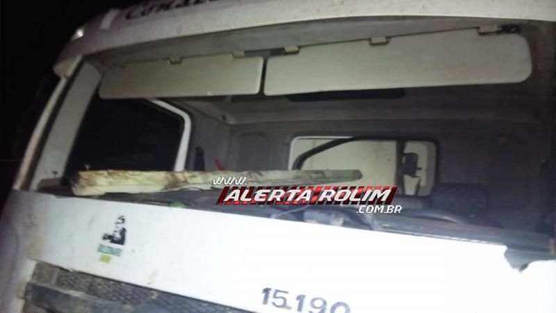 Passageiro de caminhão quase teve a cabeça atingida por pedaço de madeira após motorista perder controle e sair da pista na RO 479, em Rolim de Moura Passageiro de caminhão quase teve a cabeça atingida por pedaço de madeira após motorista perder controle e sair da pista na RO 479, em Rolim de Moura