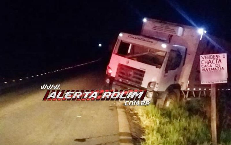 Passageiro de caminhão quase teve a cabeça atingida por pedaço de madeira após motorista perder controle e sair da pista na RO 479, em Rolim de Moura Passageiro de caminhão quase teve a cabeça atingida por pedaço de madeira após motorista perder controle e sair da pista na RO 479, em Rolim de Moura
