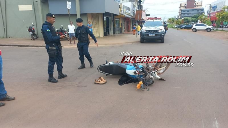 Vítimas sofreram fraturas nas pernas em acidente de trânsito nesta manhã no Centro de Rolim de Moura Vítimas sofreram fraturas nas pernas em acidente de trânsito nesta manhã no Centro de Rolim de Moura