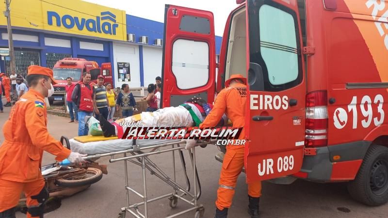 Vítimas sofreram fraturas nas pernas em acidente de trânsito nesta manhã no Centro de Rolim de Moura Vítimas sofreram fraturas nas pernas em acidente de trânsito nesta manhã no Centro de Rolim de Moura