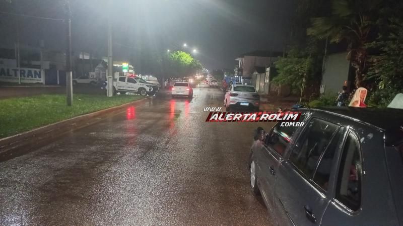 Após baterem em dois carros estacionados, condutor de moto e passageira foram socorridos pelos bombeiros, em Rolim de Moura Após baterem em dois carros estacionados, condutor de moto e passageira foram socorridos pelos bombeiros, em Rolim de Moura