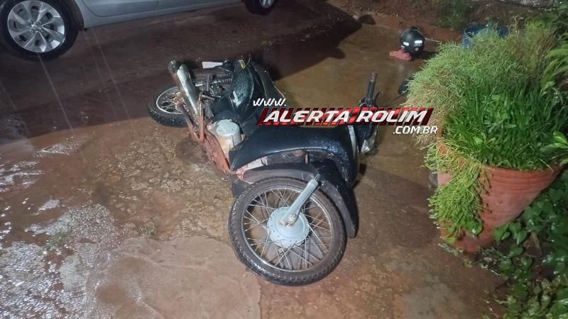 Após baterem em dois carros estacionados, condutor de moto e passageira foram socorridos pelos bombeiros, em Rolim de Moura Após baterem em dois carros estacionados, condutor de moto e passageira foram socorridos pelos bombeiros, em Rolim de Moura